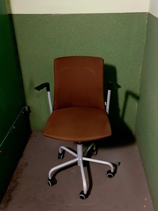 Fotel obrotowy biurowy stabilna konstrukcja