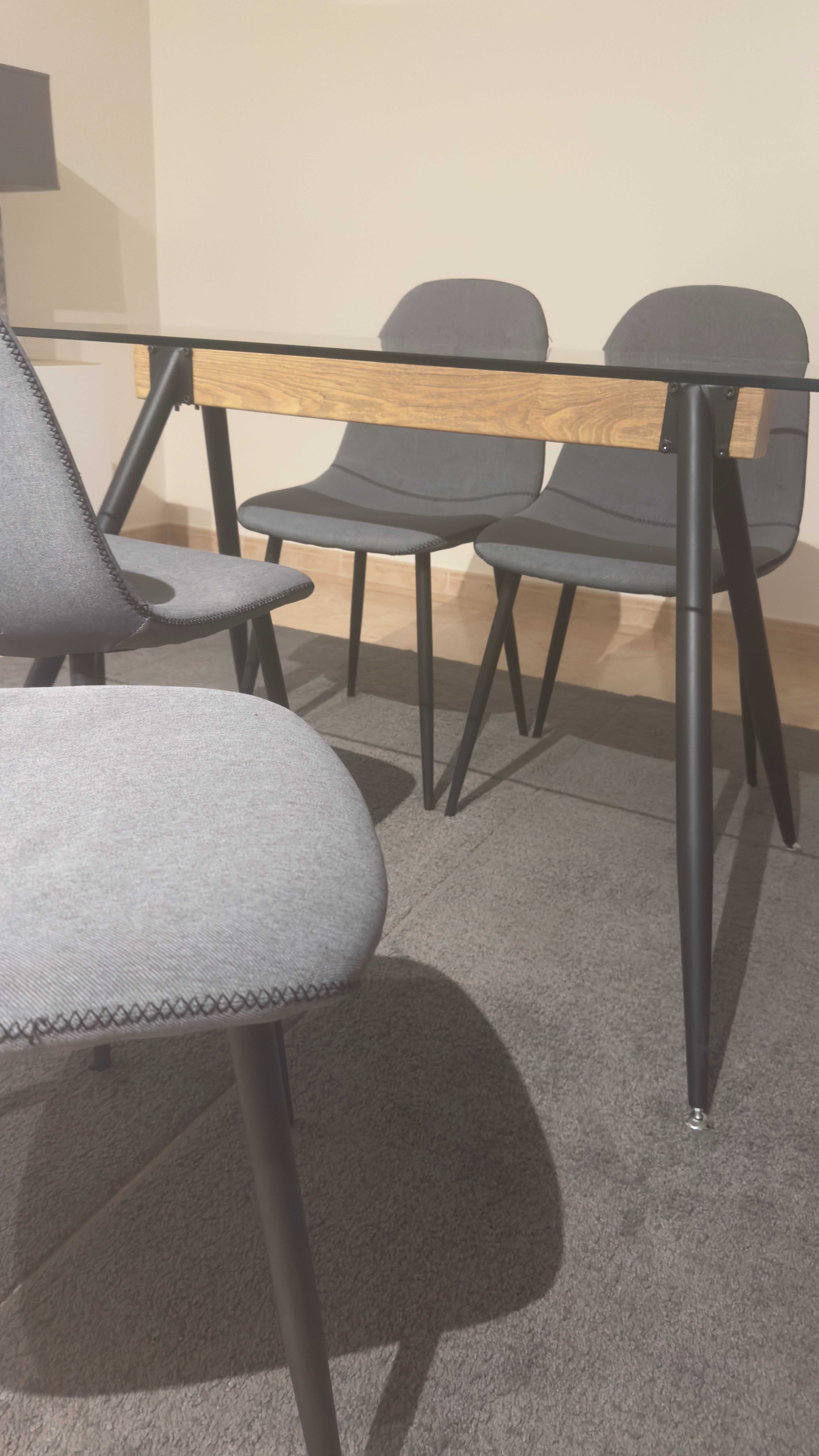 Mesa de Jantar Moderna com Tampo em Vidro e 4 Cadeiras - Como Nova