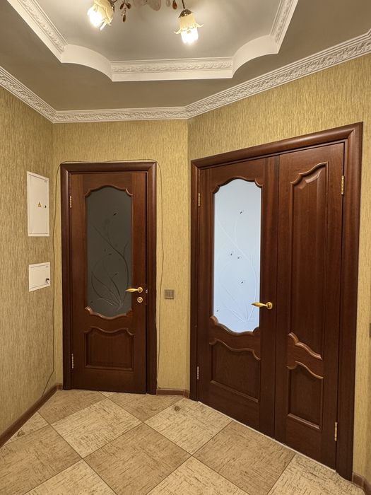 Продам міжкімнатні двері з натурального дерева