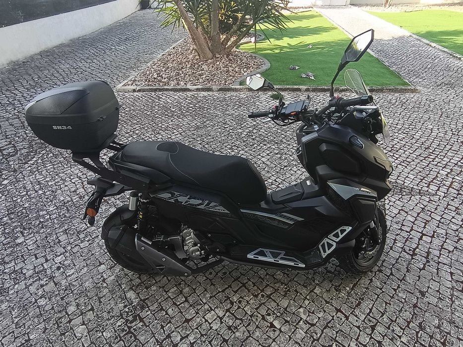 Maxi Scooter Keeway 300 XDV (Nova) com Top Case SHAD