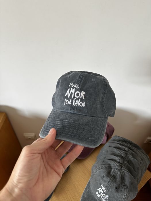 Chapéus Bordados “Mais Amor Por Favor” - Várias cores