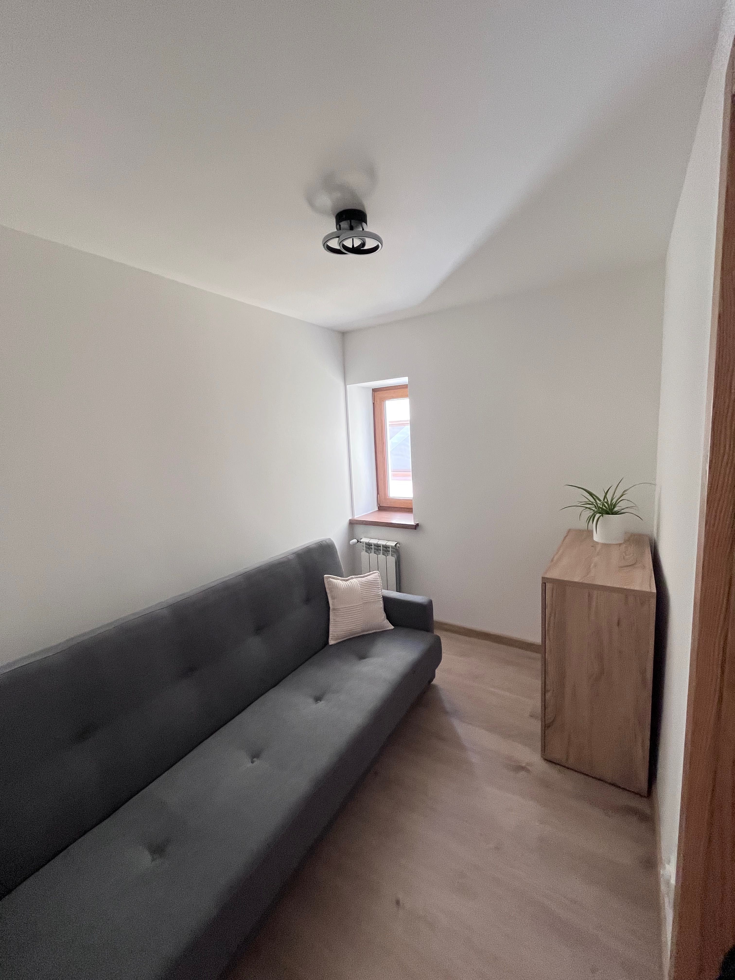 Apartament 6-osobowy z balkonem – komfort blisko jeziora