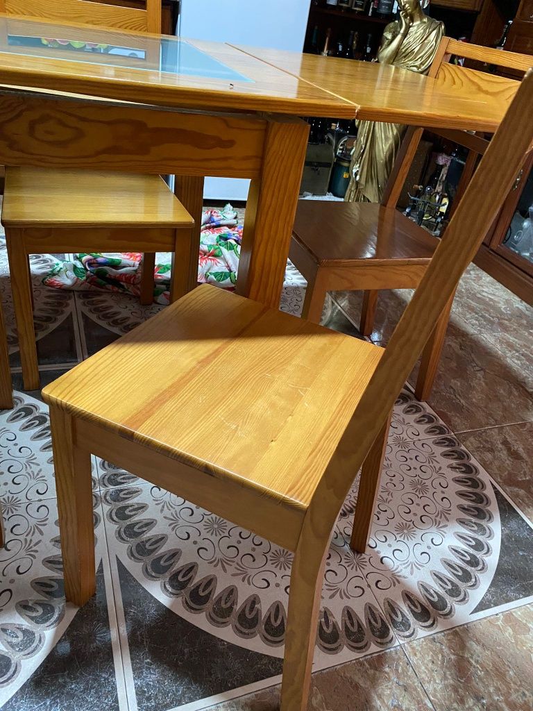 Conjunto de Mesa de madeira extensivel com vidro e 6 cadeiras