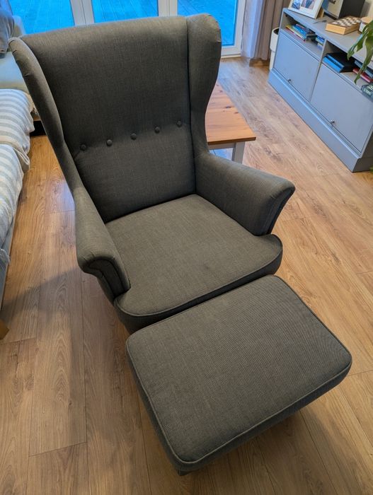Fotel uszak Ikea Strandmon + podnóżek