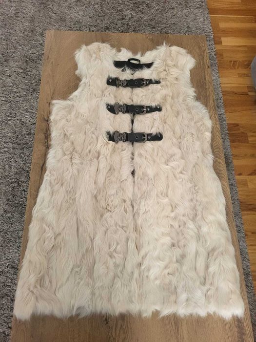 Piękne naturalne futerko z wełny jagnięcej stan idealny