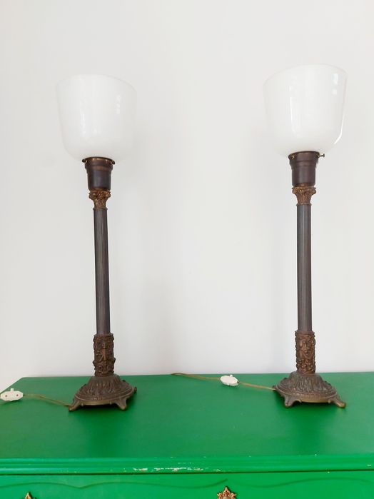 Enorme par de candeeiros de mesa em bronze com copo em vidro opalino.