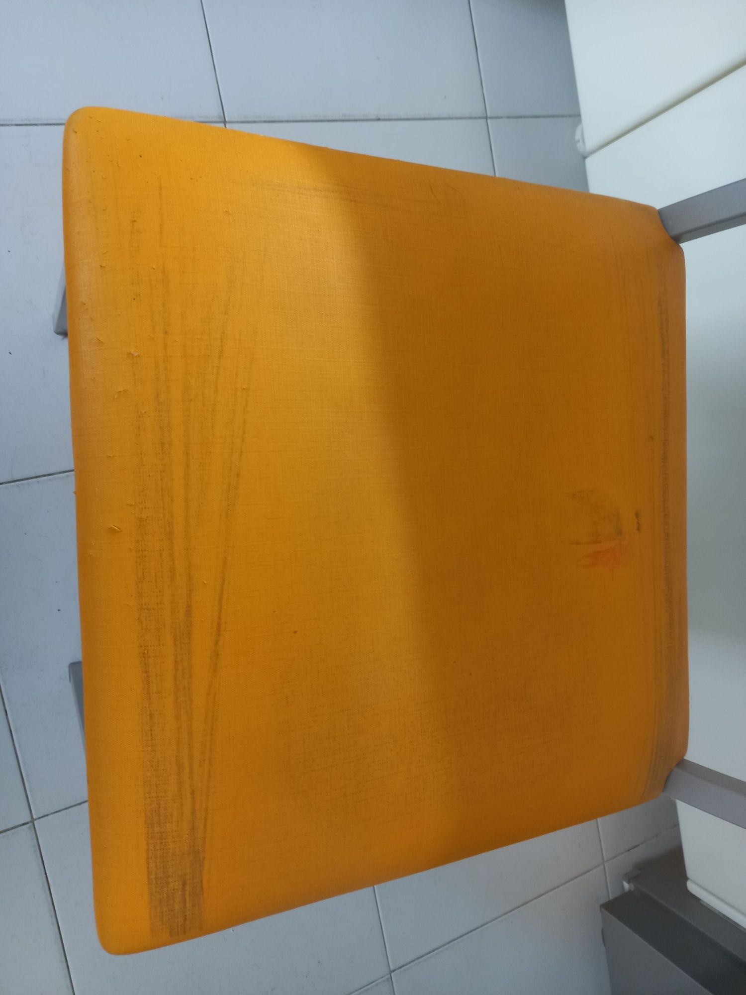2 cadeiras de cozinha em inox, com estofos laranja.