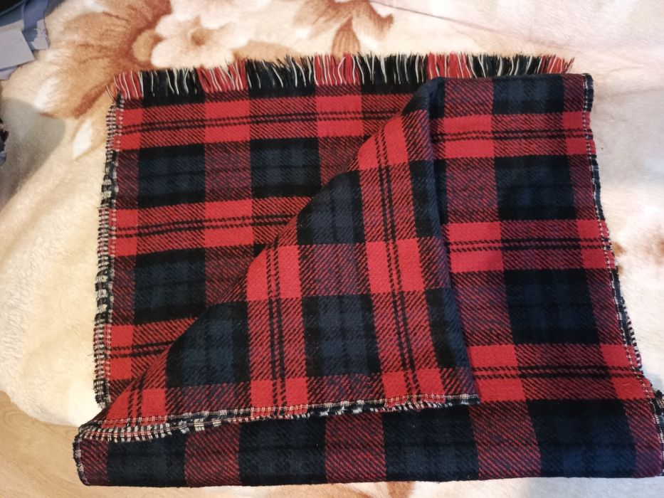 Duży szal w czerwono czarną kratę