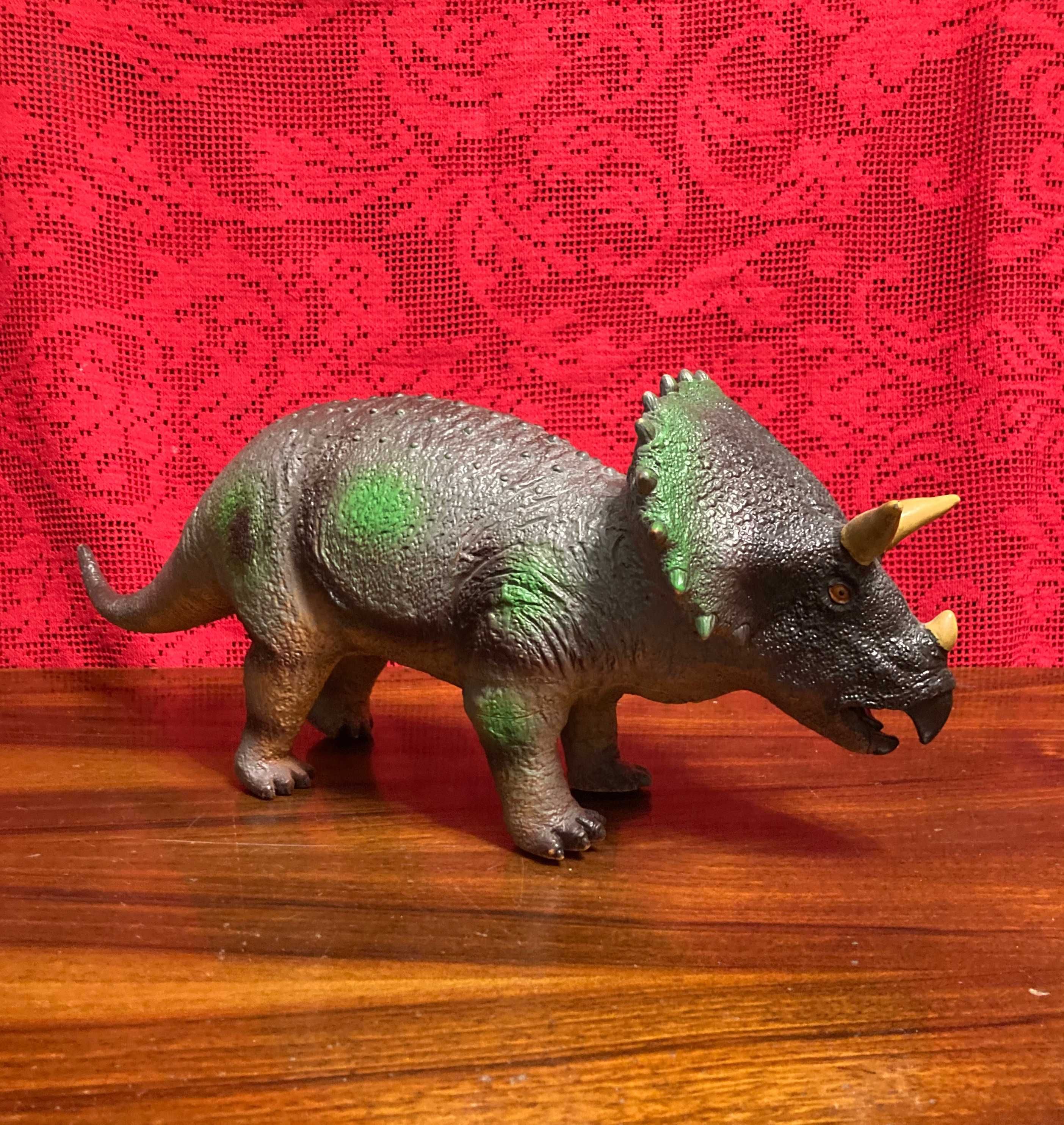 Динозавр трицерапторс. Большой