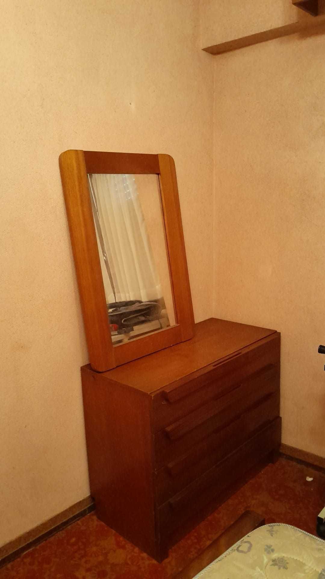 Mobília de quarto de pinho dos anos 80
