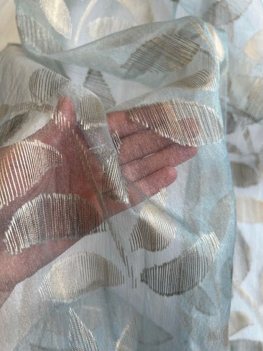 Firana/tkanina organza w niebieskim kolorze ze wzorem liści