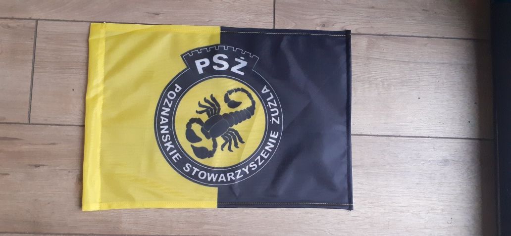 Flaga mała, samochodowa Poznańskiego Stowarzyszenia Żuzlowego PSŻ,