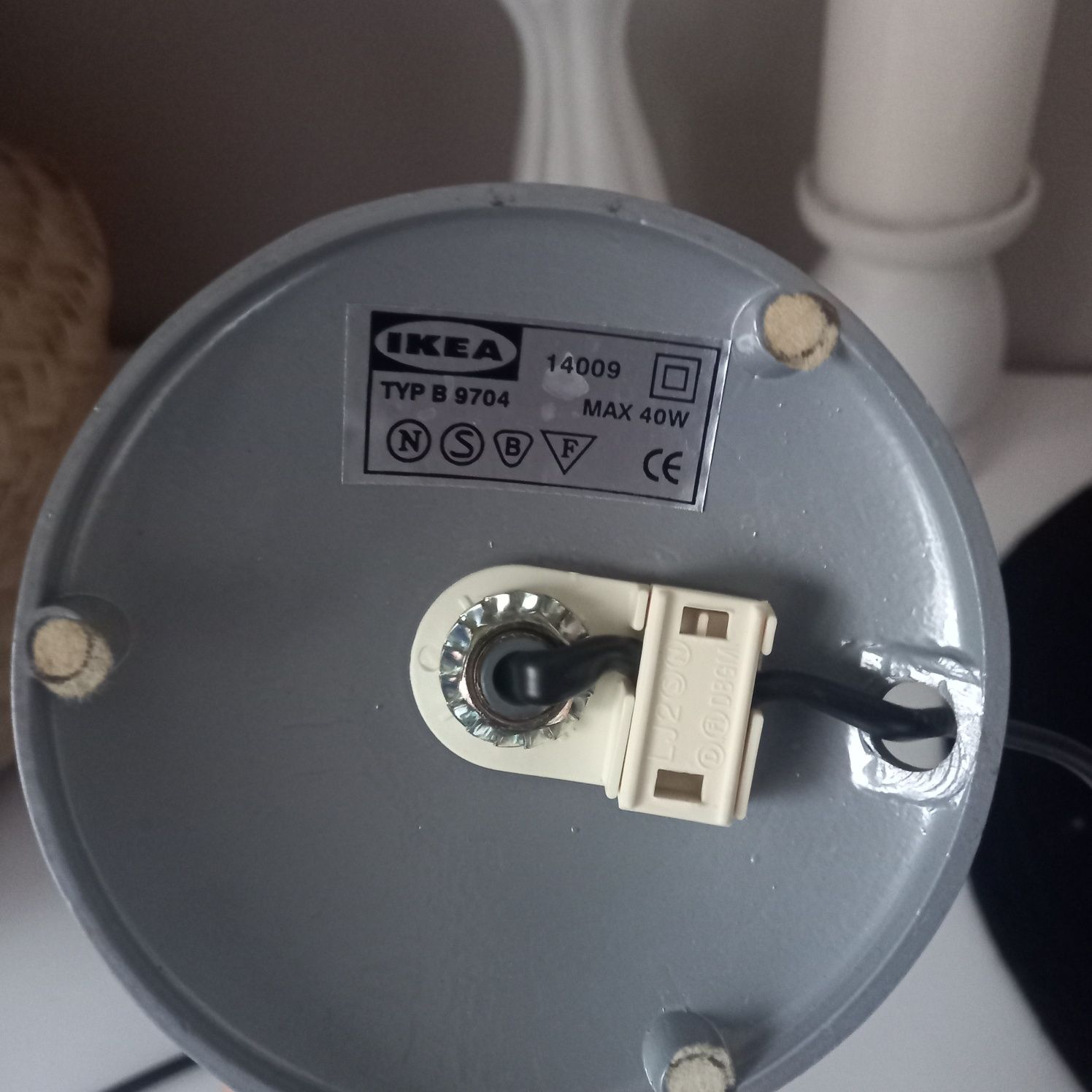 Lampa  Ikea z waskim kolorowym kloszem w kwiaty na parapet
