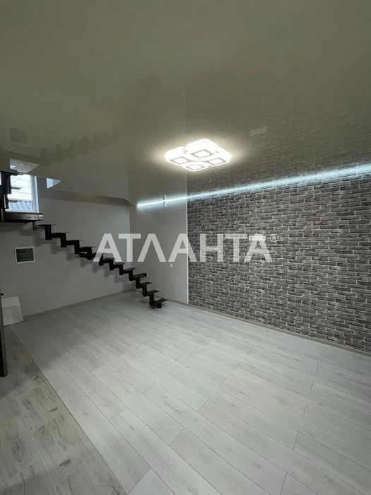 Пропонуємо до продажу затишний двоповерховий будинок.