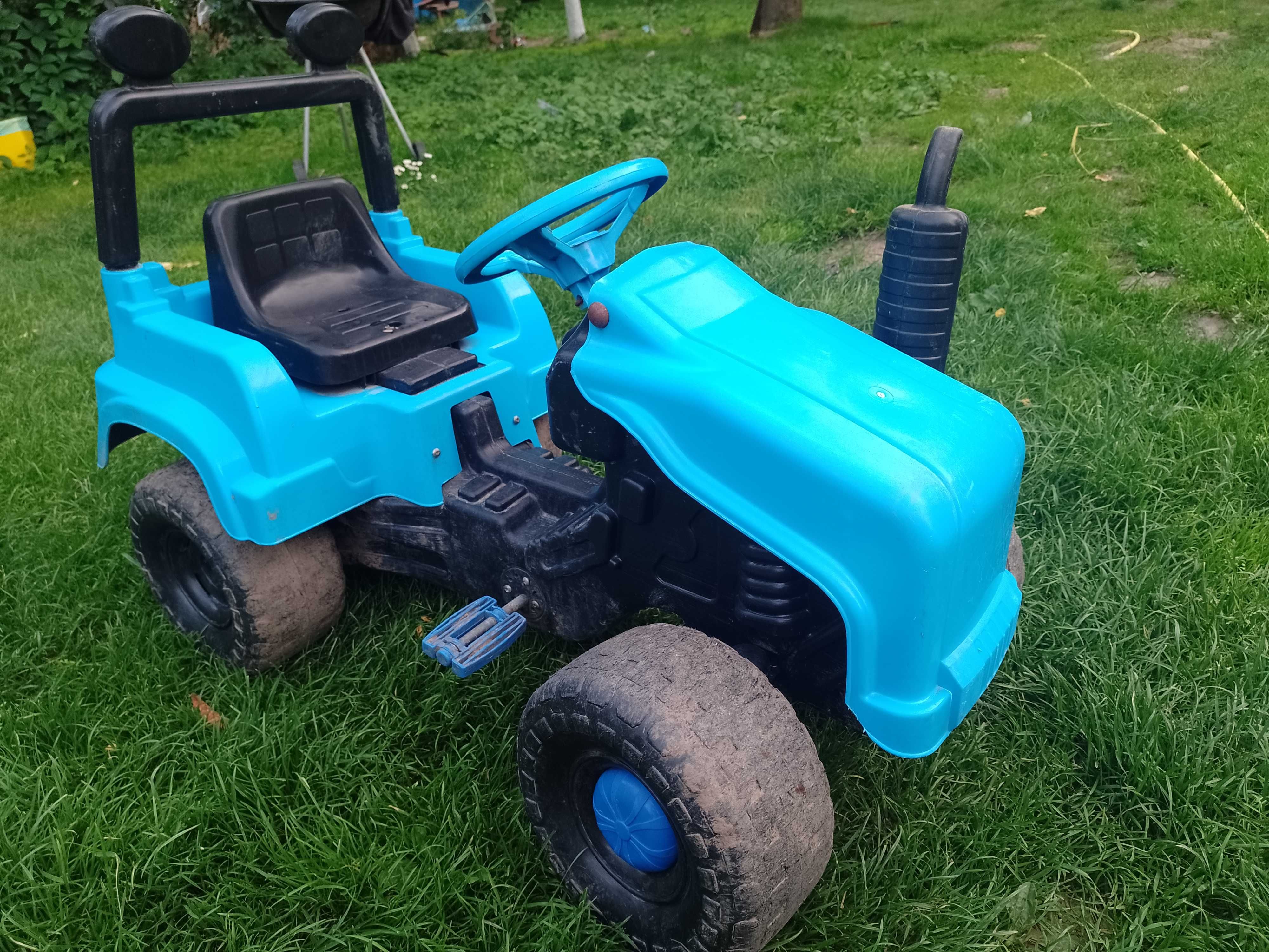 Niebieski traktor na pedały