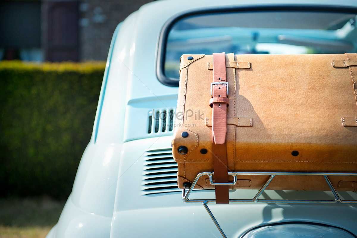 Mala muito antiga de viagem com chave para colocar em carro antigo