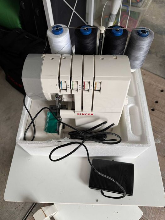 Máquina de costura overlock SINGER 14SH754