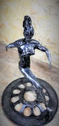 Rzeźba z metalu,Statuetka, biegaczka, Ironwoman, wojowniczka w zbroji