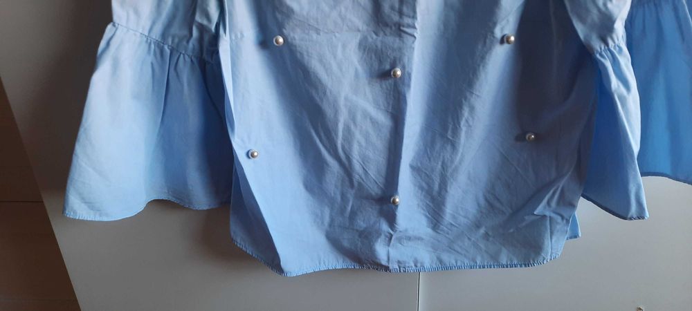 Blusa azul com pérolas Tam.M da Zara