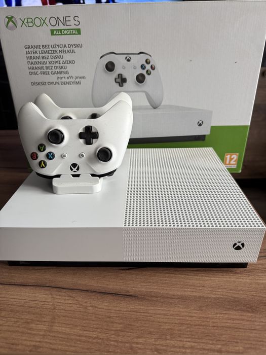 Xbox One S All-Digital + 2 pady + stacja ładująca
