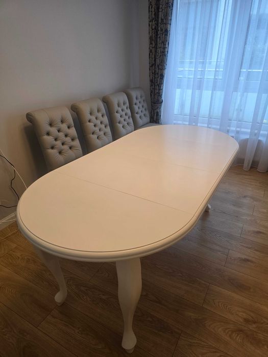 Stół okrągły Ludwik biały + 4 krzesła Chesterfield, rozkładany