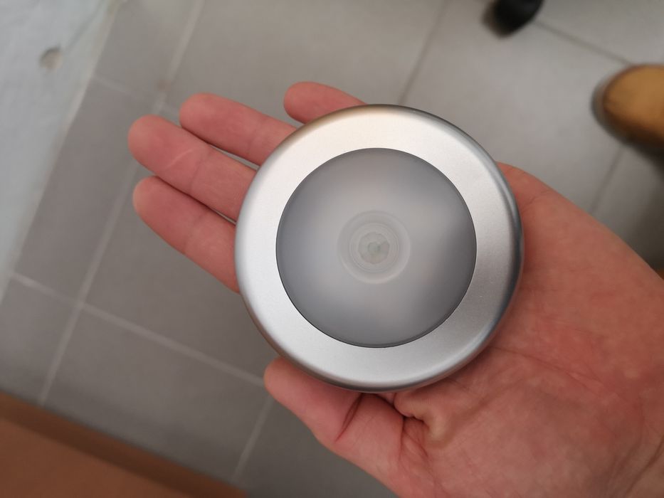 Luz presença a pilhas