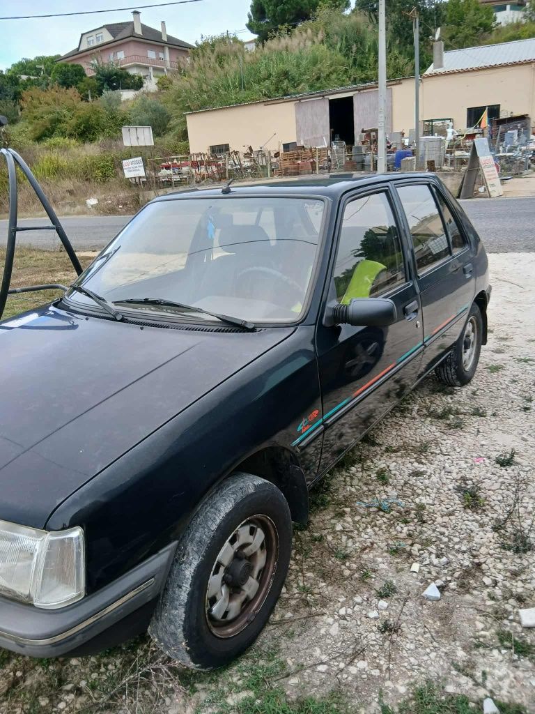 Peugeot 205 em excelente estado fiável e económico