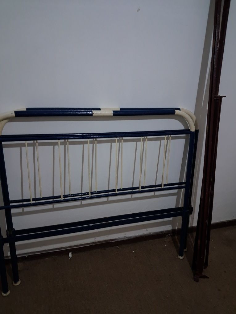 Cama de casal antiga.