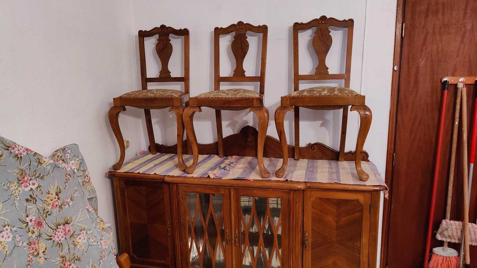 Armário em madeira maciça
