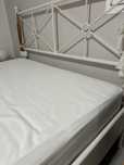 Cama branca IKEA