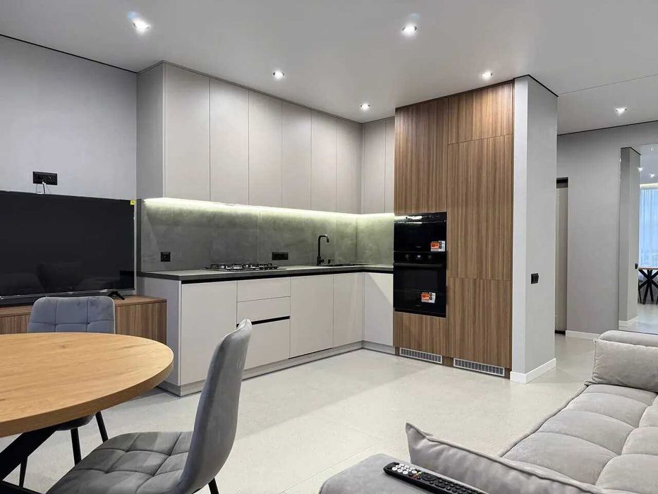 Шикарна двійка з кухнею-студією поблизу центру