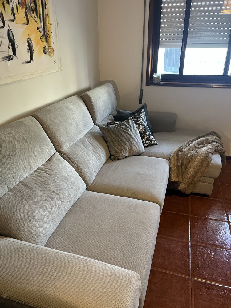 Sofá chaise-longue com pouco uso.