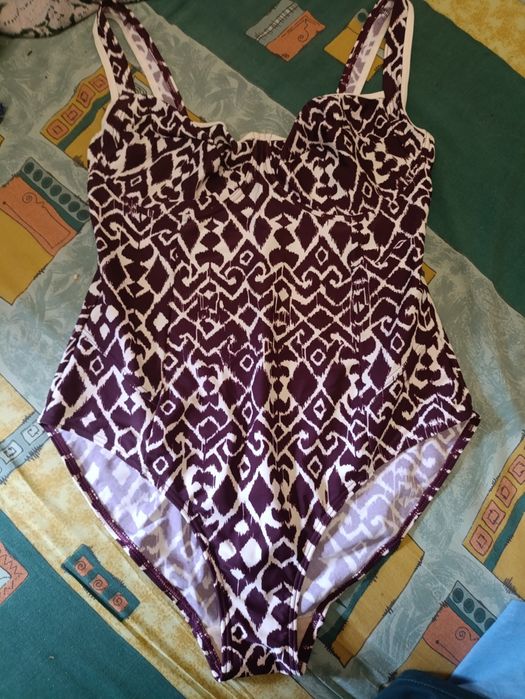 Купальники суцільні, на груди E, D.