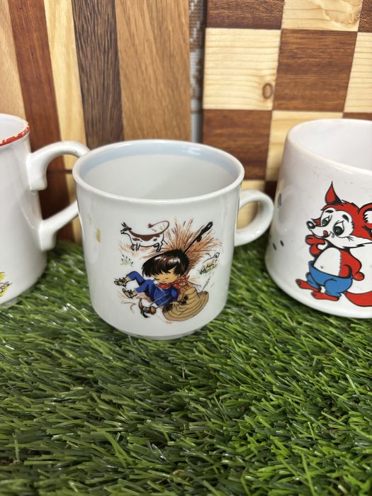 Canecas antigas com motivos infantis