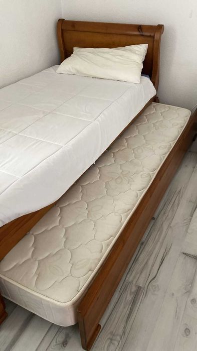Cama individual de madeira com gavetão para 2ª cama e dois colchões