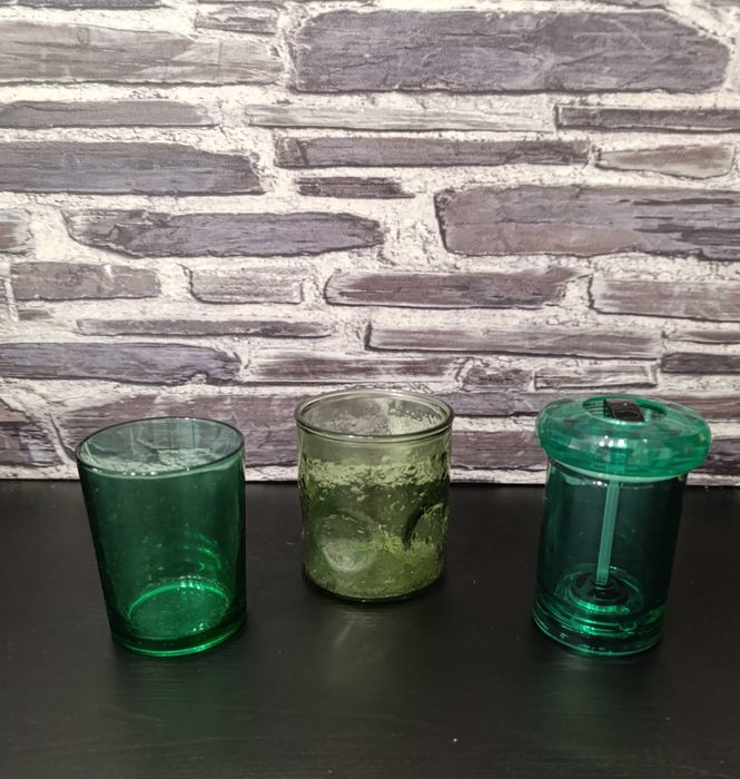 Utensílios cozinha, vidro verde, sendo 2 copos e um moinho pimenta