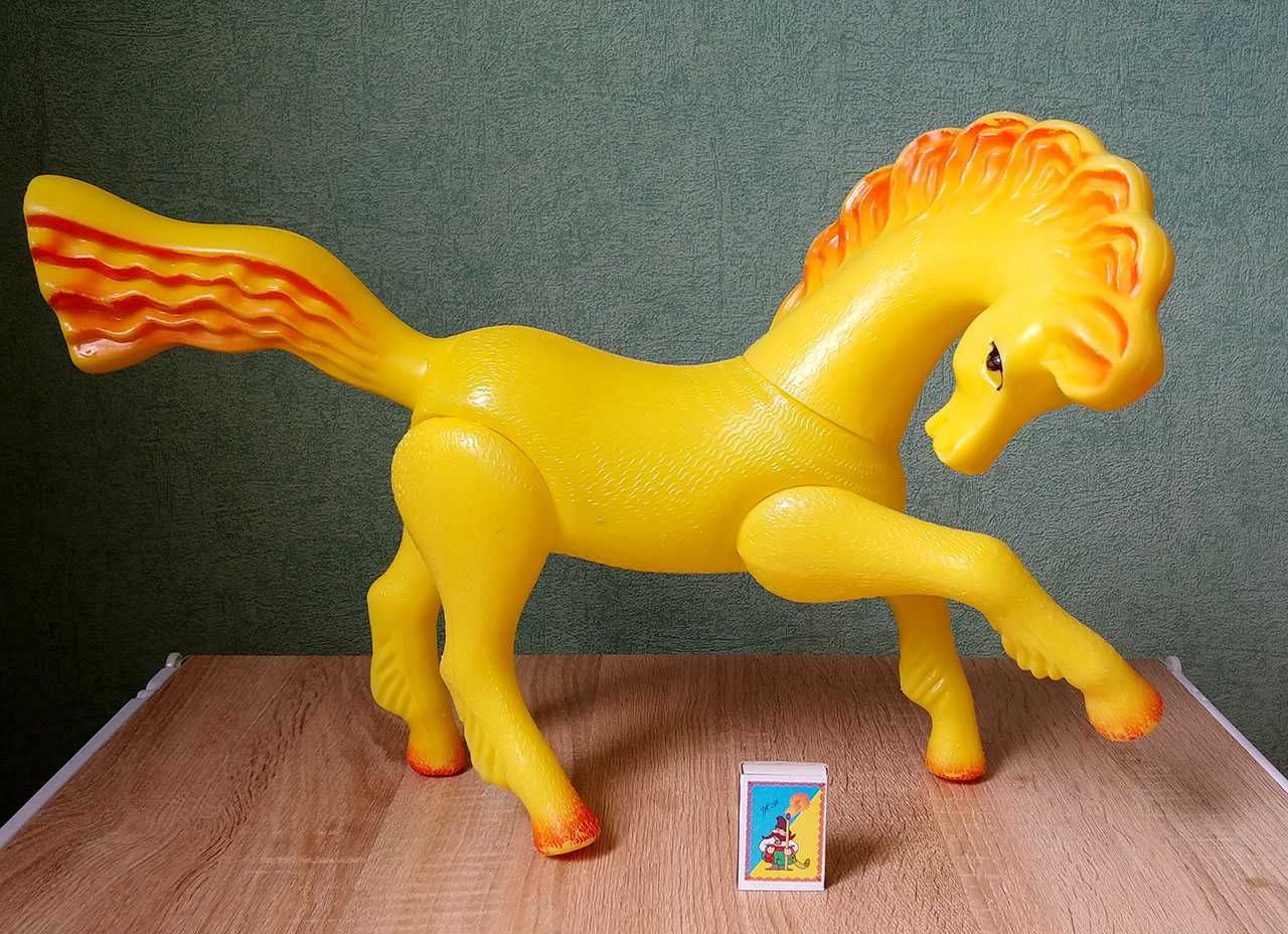 Кінь-вогонь 80-ті ХХст. пластик 35см заввишки