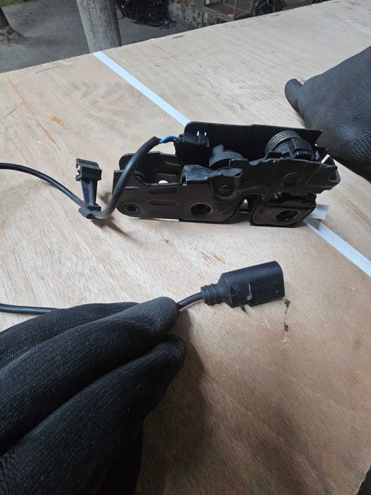 Zamek Rygiel Maski Pokrywy Silnika Audi A4 B8 A5 Q5 8R OE