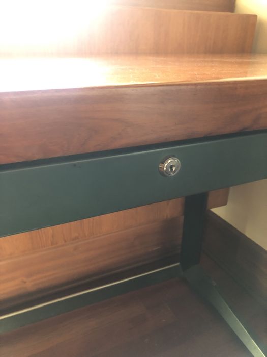 Mesa de madeira com forte estrutura de aço.