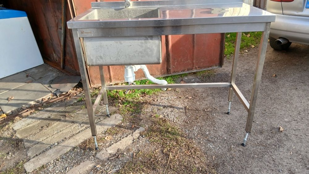 Столы,мойка ,из нержавейки.
