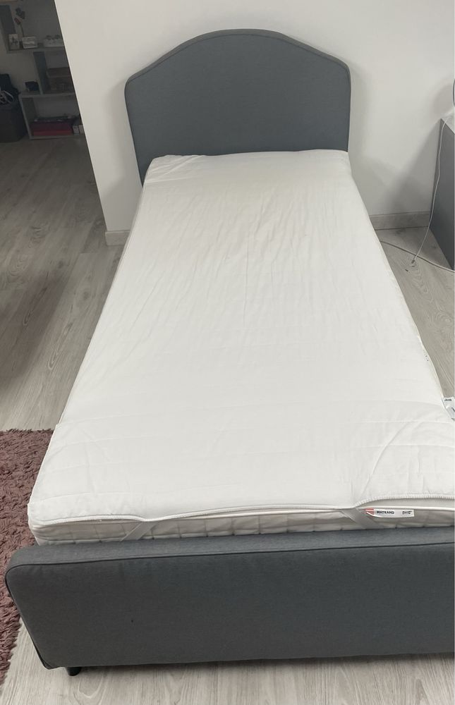 Cama cizenta com arrumação, colchão e protetor colchão ótimo estado