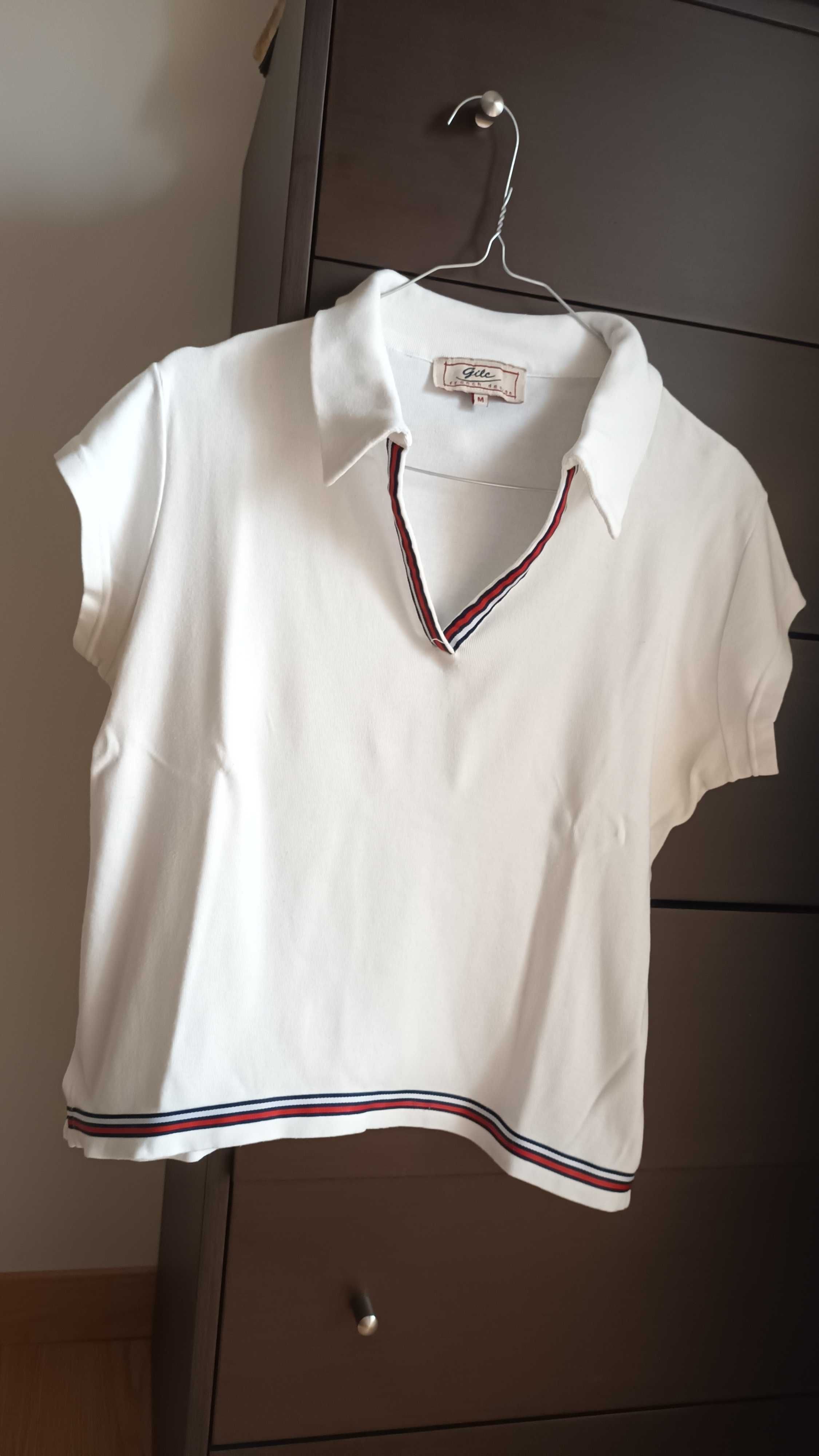 Polo em branco com risca azul