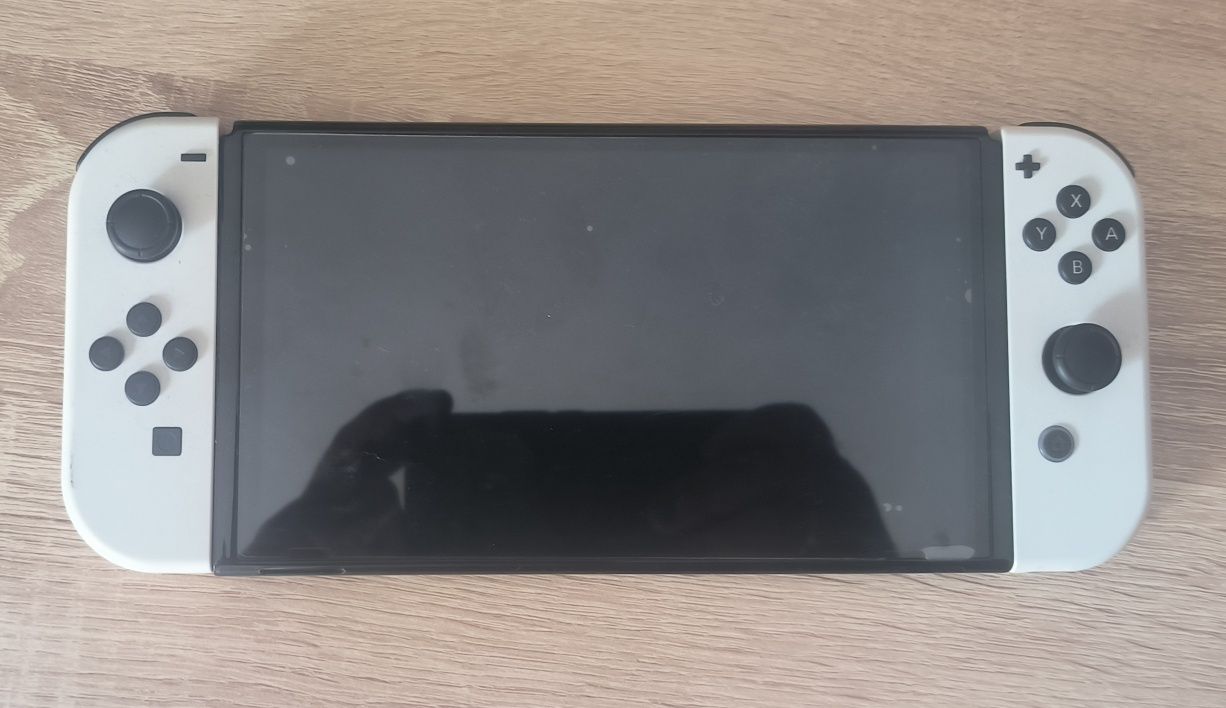 Nintendo switch OLED 64 Gb zestaw z grą i pokrowcami