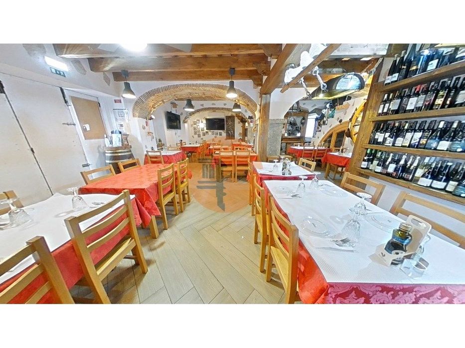 Restaurante equipado com esplanada, na zona comercial de Olhão!!!