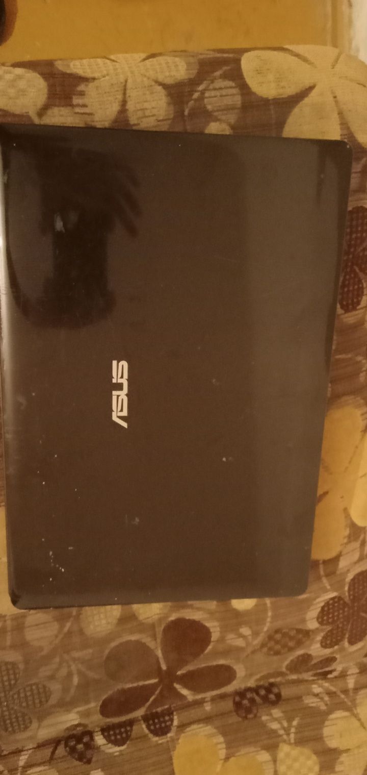 Laptop starszej generacji Asus