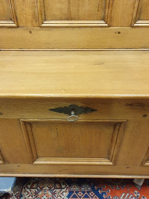 Antyczna sienna ławka z skrzynią