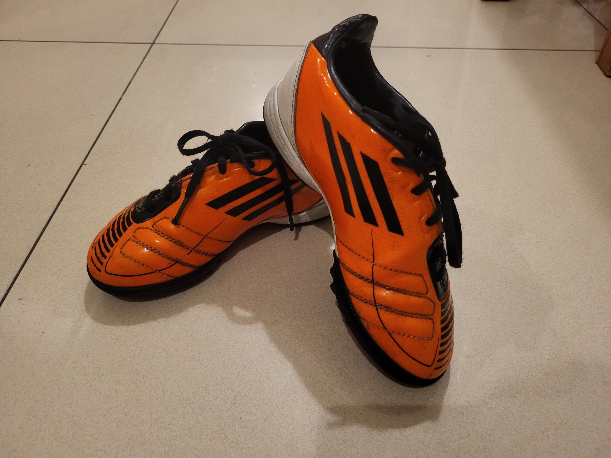 Buty piłkarskie 31 żwirówki halówki korki Adidas