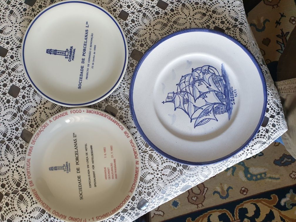 3 pratos: 1 pintado à mão,2 da Soc. de Porcelanas de Coimbra