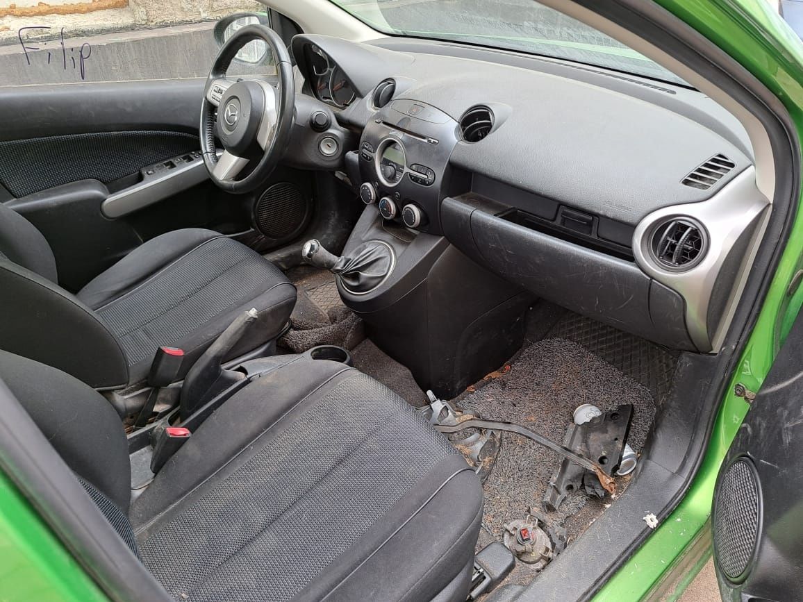 Mazda 2 1.6d 2009r uszkodzony zderzak