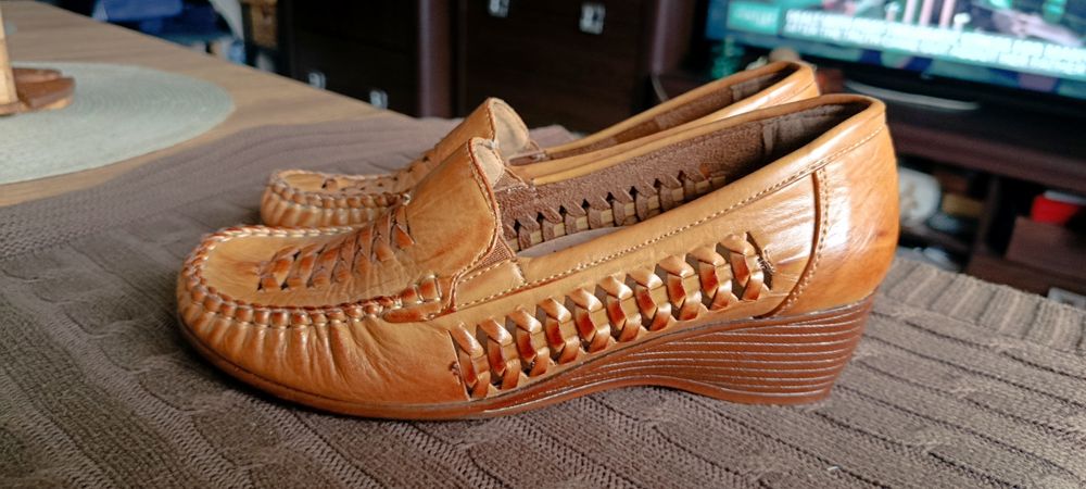 Buty damskie na koturnie